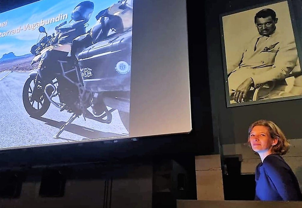 Frau vor Leinwand, Motorrad, Vortrag, motorbike, motorcycle, event, Veranstaltung, Kino Berlin Köpenick