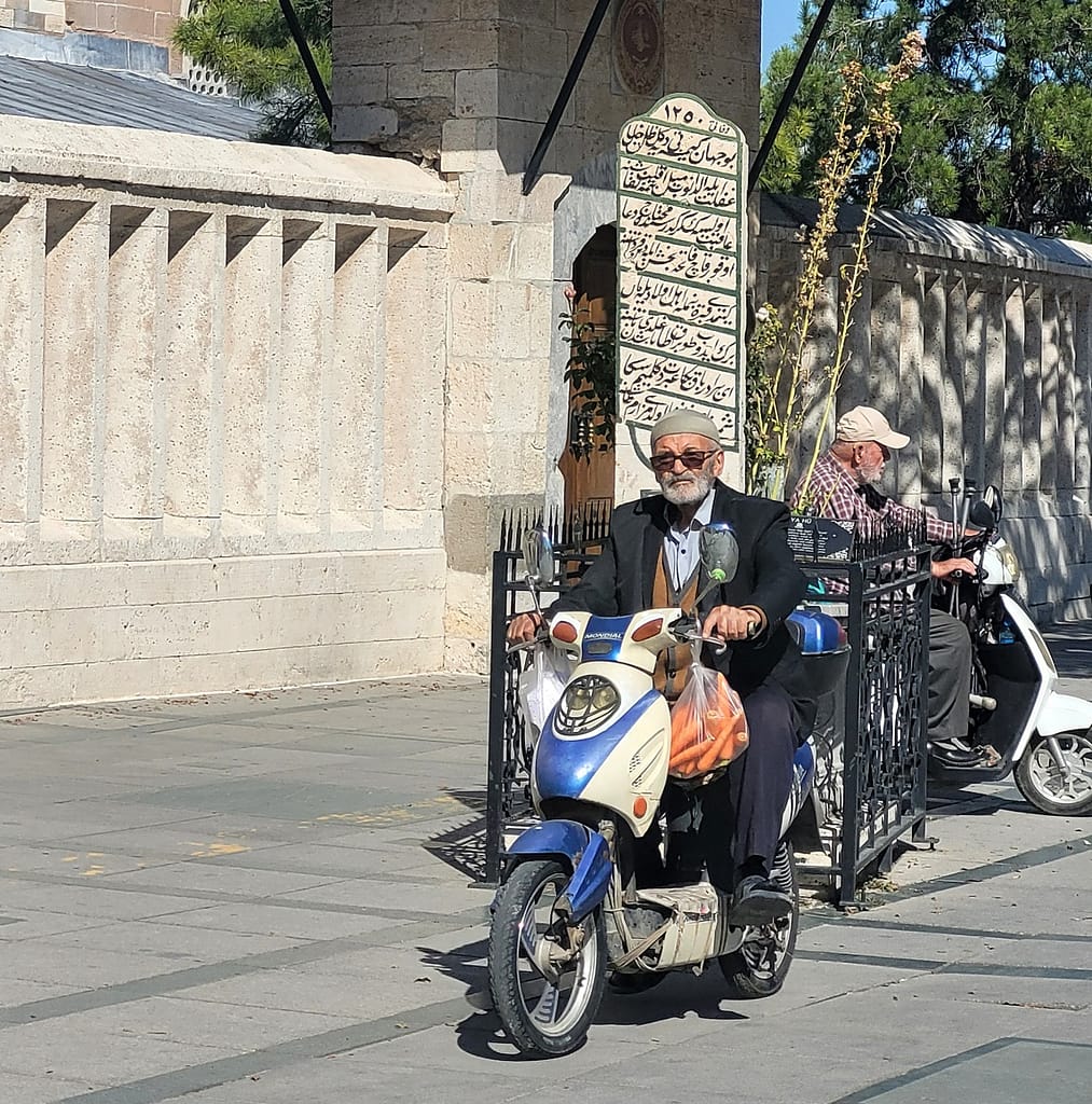 Konya, Türkei: zwei alte Männer auf Elektro-Rollern