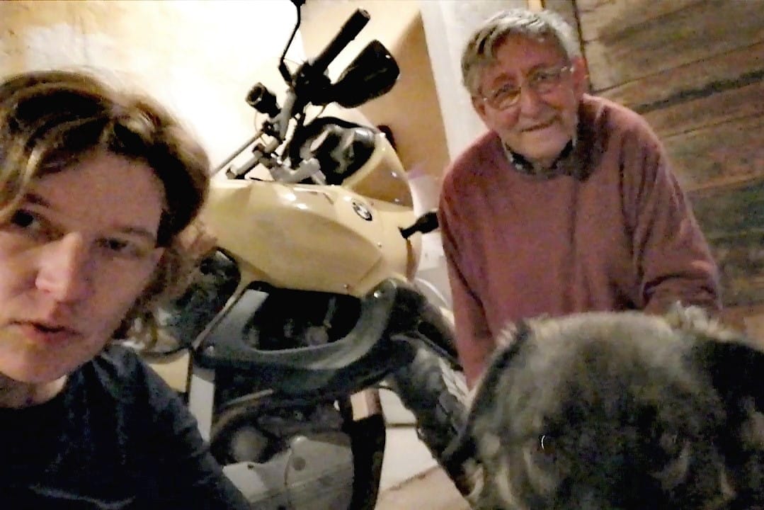 Ted Simon mit Motorrad, davor Eva Strehler und Hündin Polly