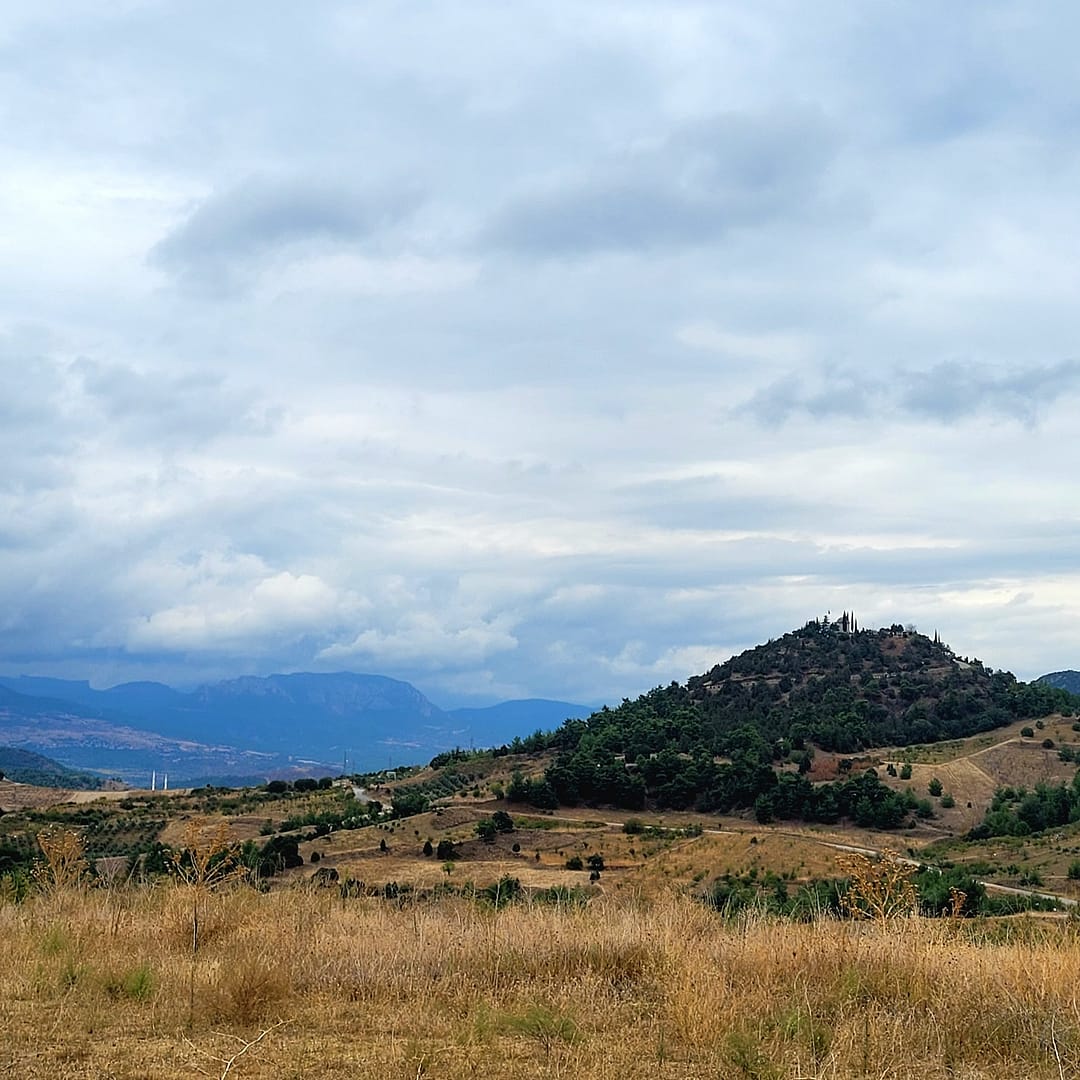 Schrein auf Hügel: Landschaft in West-Türkei