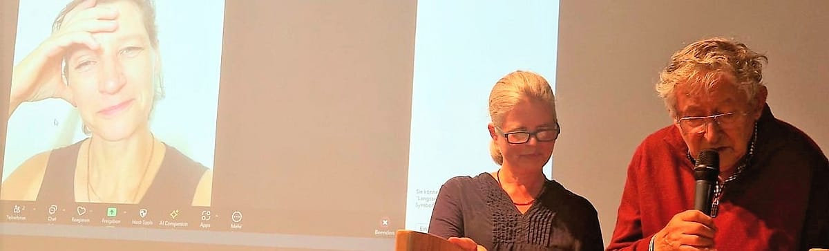 Ted Simon und seine Nichte lesen beim MRT aus "Go for it", Eva Strehler als Projektion