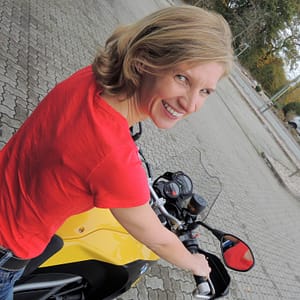Frau auf Motorrad, Eva Strehler, Eva hin und weg, BMW