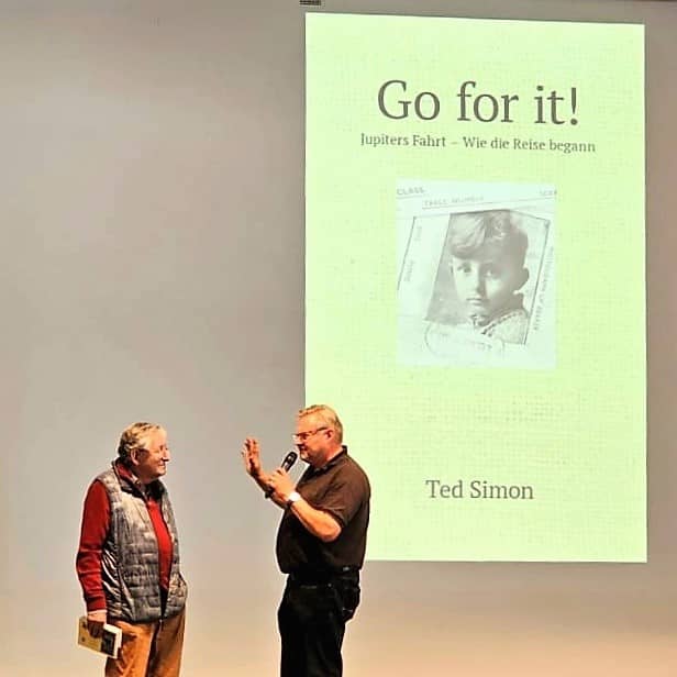 Ted Simon und Ralph Wüstefeld beim MRT Gieboldehausen vor "Go for it"-Buch (MRT 2024)