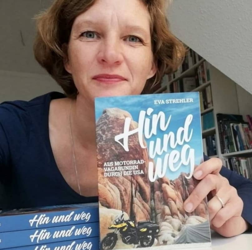 Eva Strehler mit ihrem USA-Motorrad-Reise-Buch