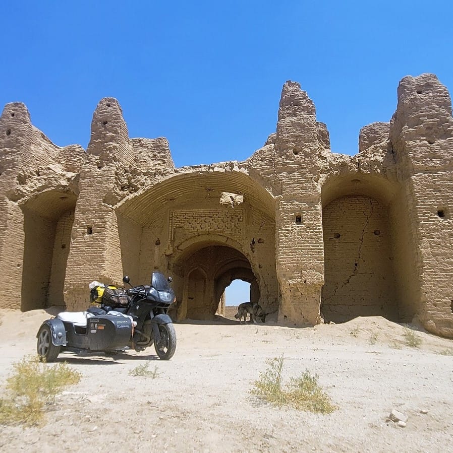 Eingang Karawanserei im Iran mit Motorrad-Gespann